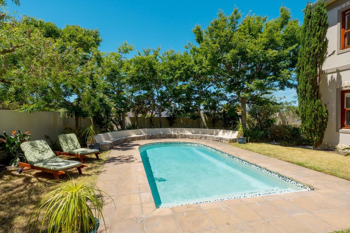 Where timeless elegance meets tranquil living in the heart of Hermanus Heights. - Photo 2