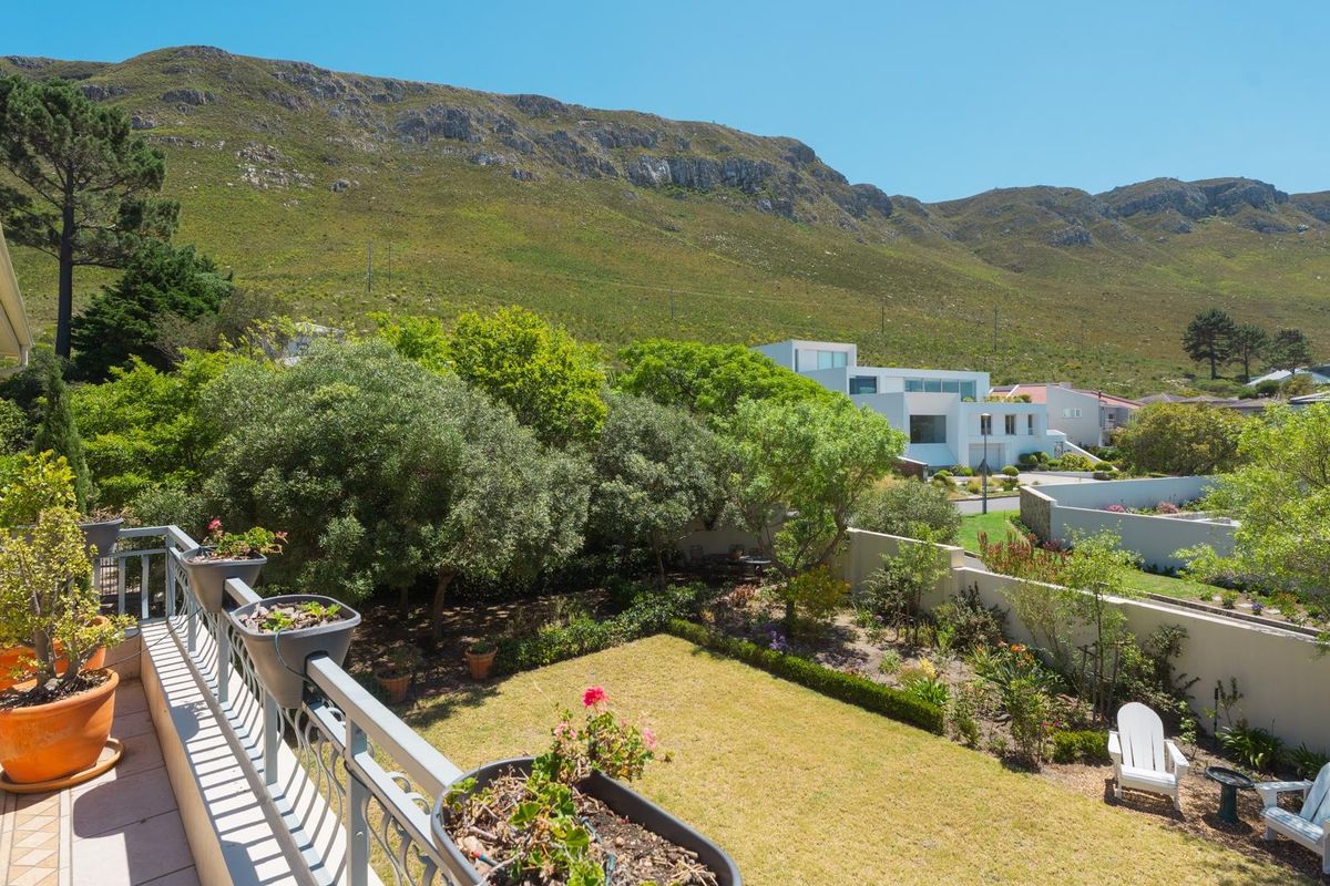 Where timeless elegance meets tranquil living in the heart of Hermanus Heights. - Photo 4