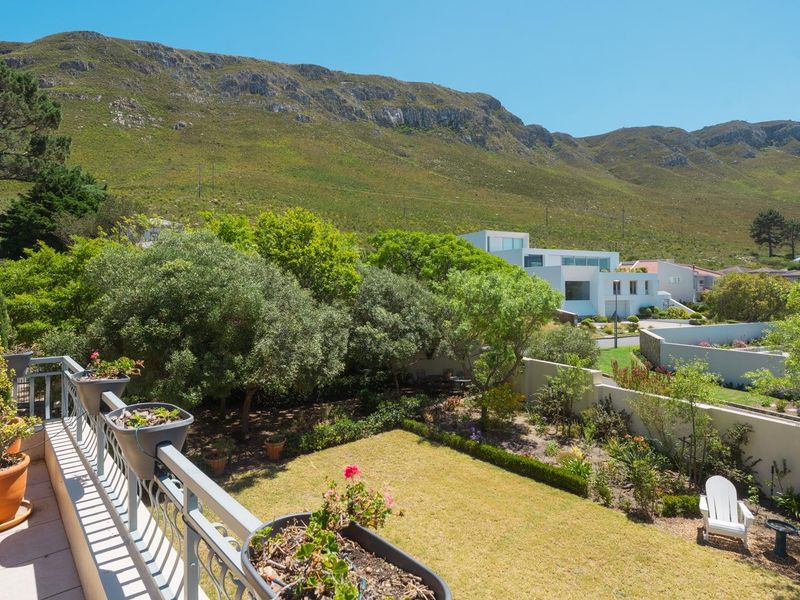 Where timeless elegance meets tranquil living in the heart of Hermanus Heights. - Photo 4