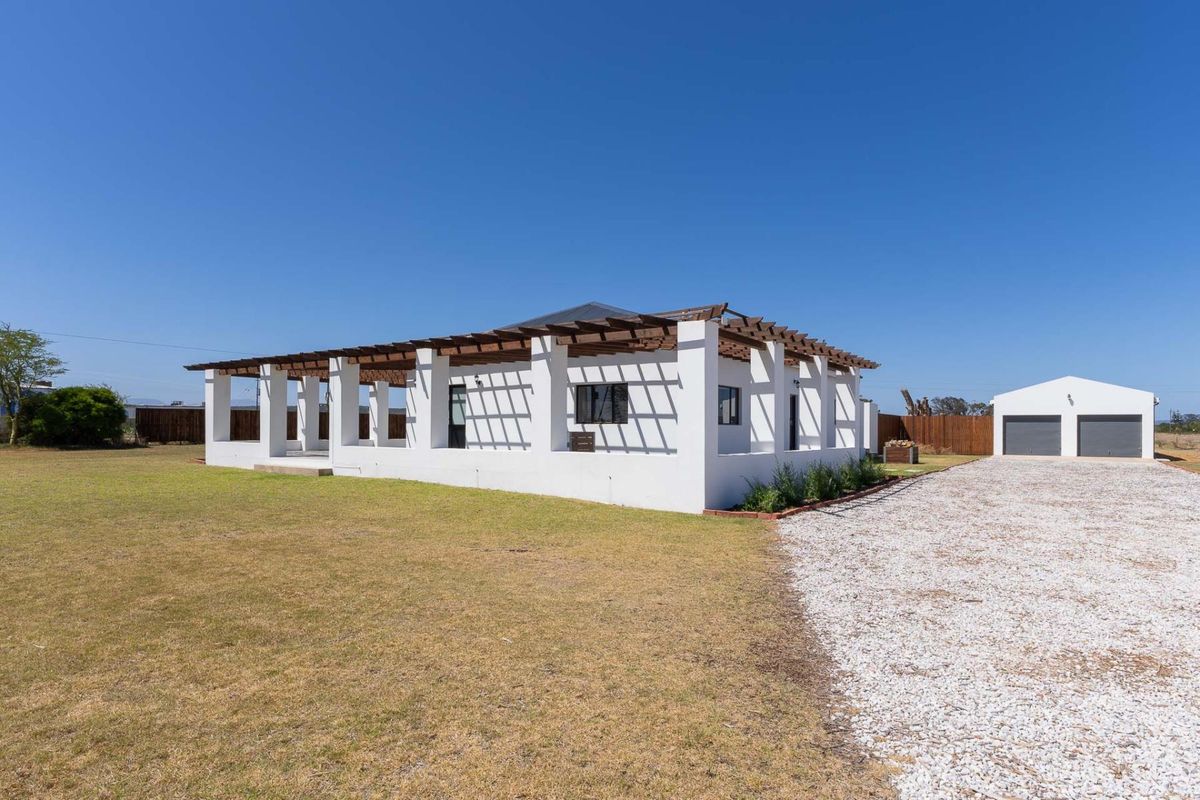 Lifestyle Farm with stylish house and bachelors flat between Riversdale and Still Bay - Photo 2