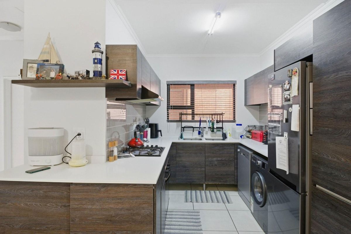 GORGEOUS LIFESTYLE APARTMENT - AN INCREDIBLE BARGAIN - Photo 4