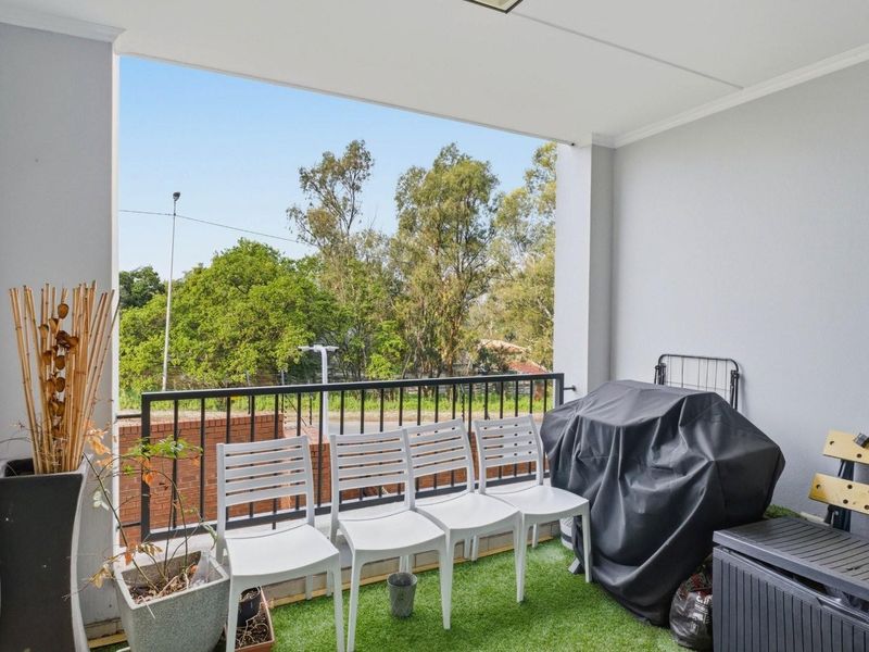 GORGEOUS LIFESTYLE APARTMENT - AN INCREDIBLE BARGAIN - Photo 9