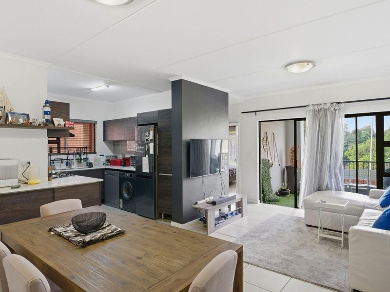 GORGEOUS LIFESTYLE APARTMENT - AN INCREDIBLE BARGAIN - Photo 2