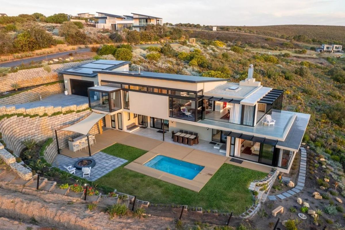 SIMPLY SENSATIONAL DESIGNER HOME - UBE MOD WITH JAW DROPPING VIEWS - Photo 3