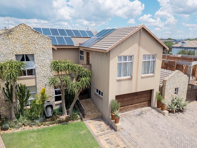 Luxury Features, Off-Grid Power and Estate Security - Photo 2