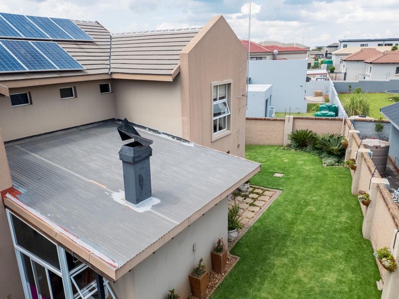 Luxury Features, Off-Grid Power and Estate Security - Photo 9