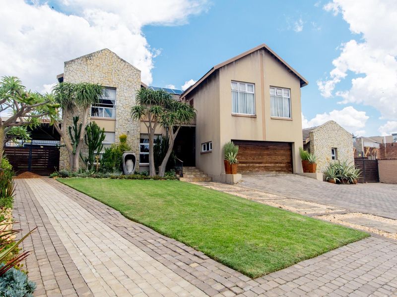 Luxury Features, Off-Grid Power and Estate Security - Photo 6