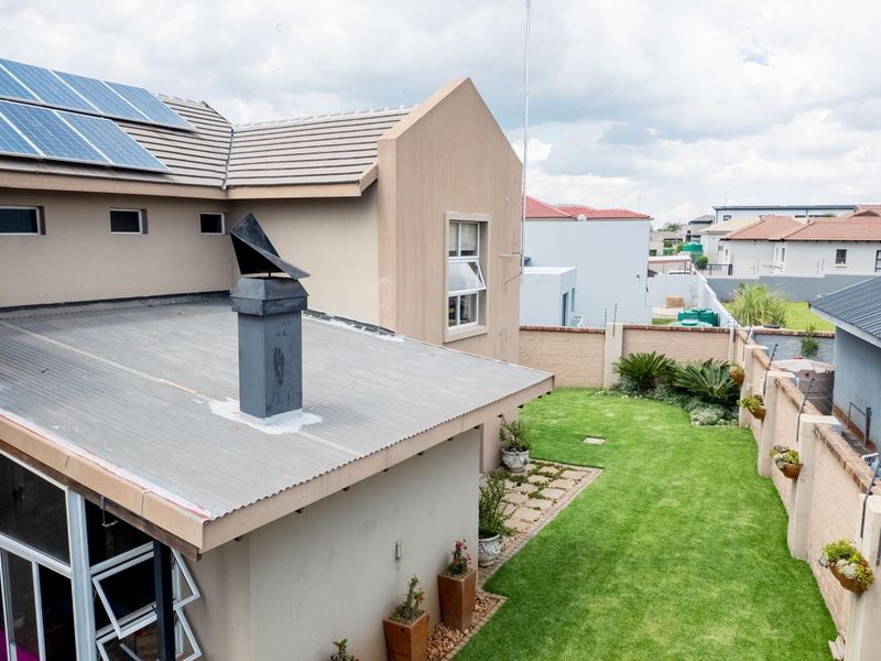 Luxury Features, Off-Grid Power and Estate Security - Photo 8