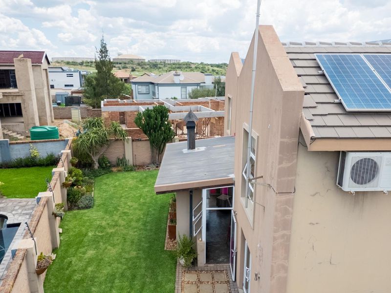 Luxury Features, Off-Grid Power and Estate Security - Photo 10