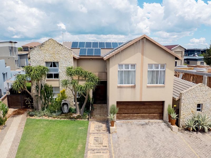 Luxury Features, Off-Grid Power and Estate Security - Photo 1