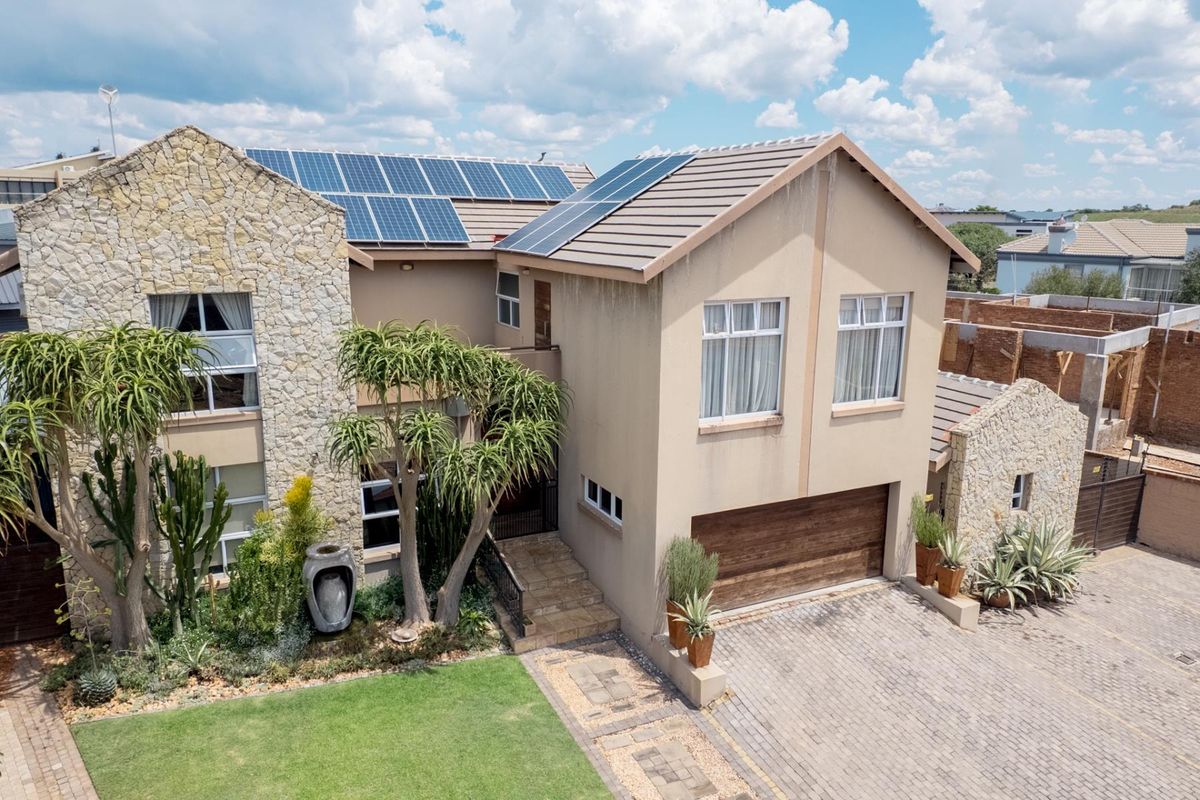 Luxury Features, Off-Grid Power and Estate Security - Photo 2