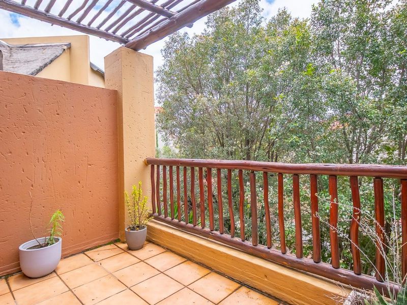 Top-Floor Luxury with Views: 1 Bed and Loft in Prime Fourways! - Photo 9