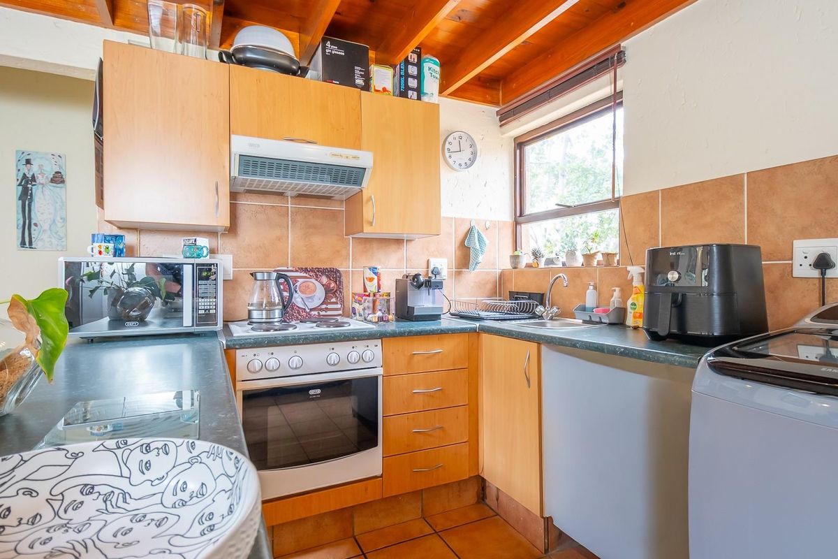 Top-Floor Luxury with Views: 1 Bed and Loft in Prime Fourways! - Photo 3