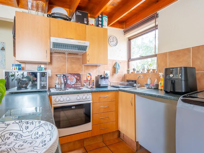 Top-Floor Luxury with Views: 1 Bed and Loft in Prime Fourways! - Photo 3