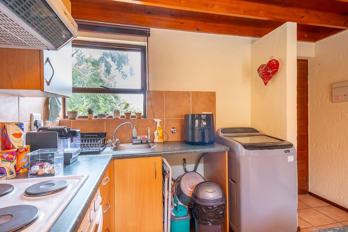 Top-Floor Luxury with Views: 1 Bed and Loft in Prime Fourways! - Photo 4