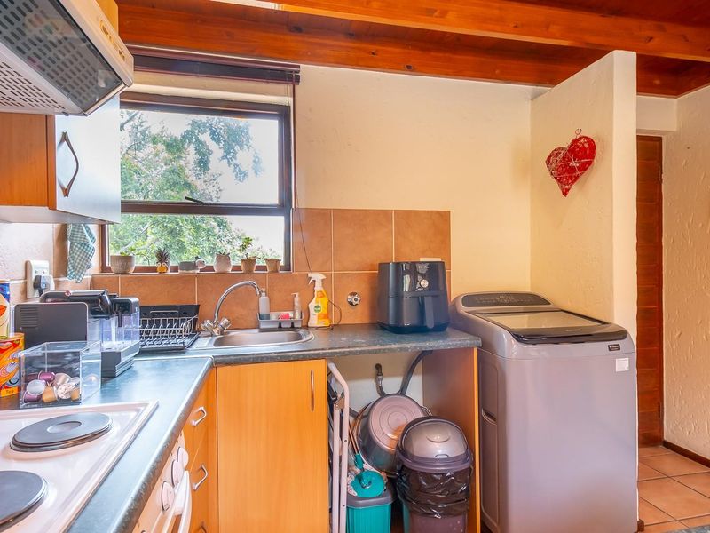 Top-Floor Luxury with Views: 1 Bed and Loft in Prime Fourways! - Photo 4