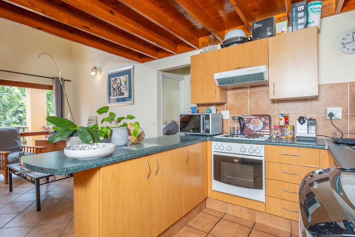 Top-Floor Luxury with Views: 1 Bed and Loft in Prime Fourways! - Photo 2