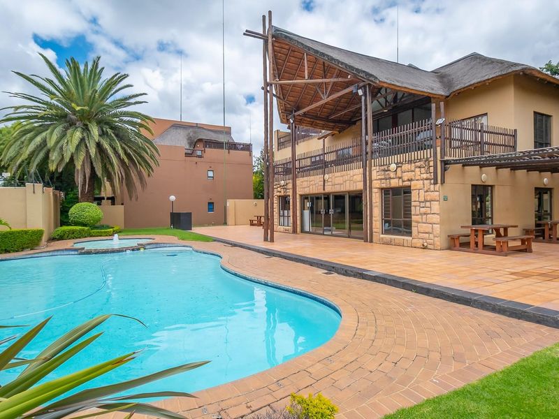 Top-Floor Luxury with Views: 1 Bed and Loft in Prime Fourways! - Photo 1