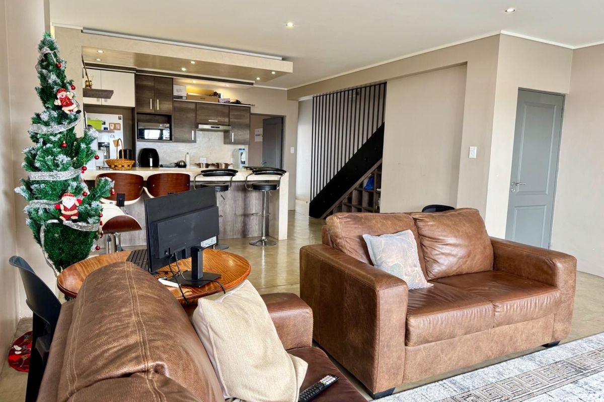 Modern Double Storey Townhouse in Bendor. - Photo 3