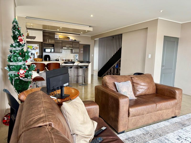 Modern Double Storey Townhouse in Bendor. - Photo 3