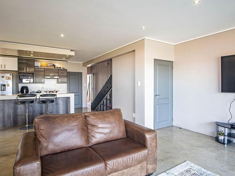 Modern Double Storey Townhouse in Bendor. - Photo 5