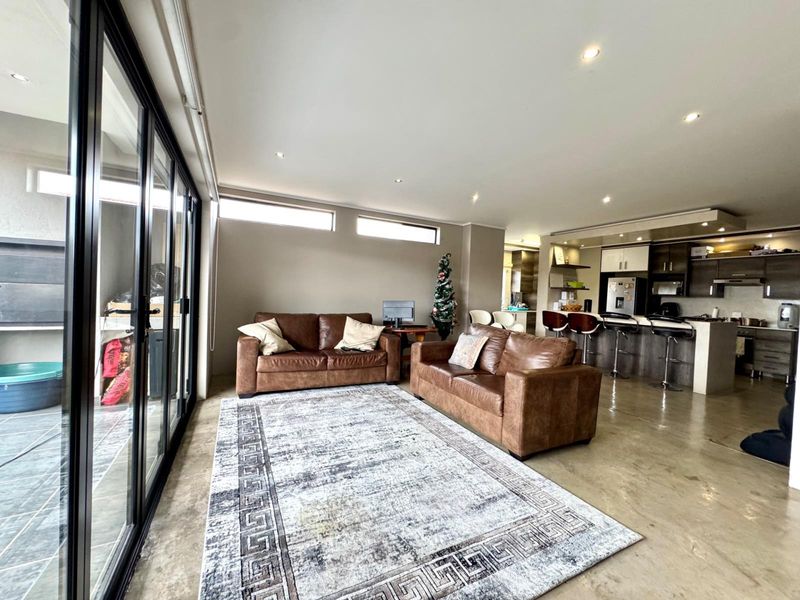 Modern Double Storey Townhouse in Bendor. - Photo 6