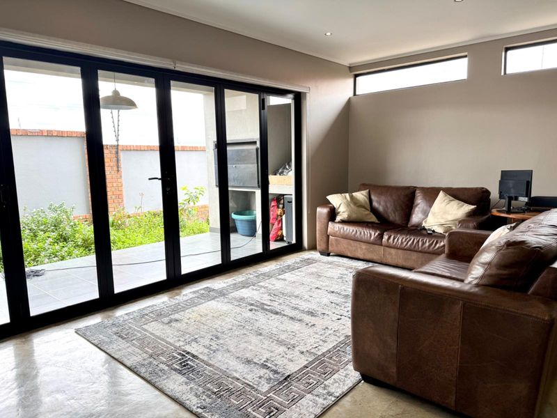 Modern Double Storey Townhouse in Bendor. - Photo 7