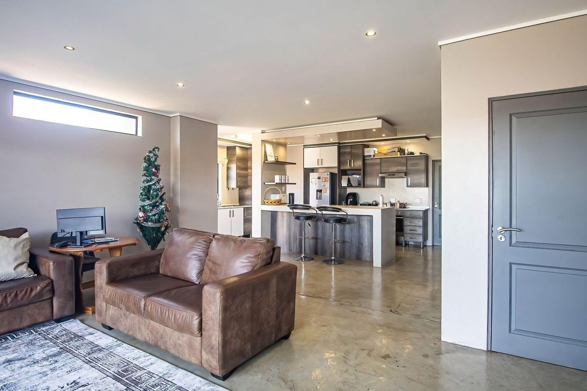 Modern Double Storey Townhouse in Bendor. - Photo 4