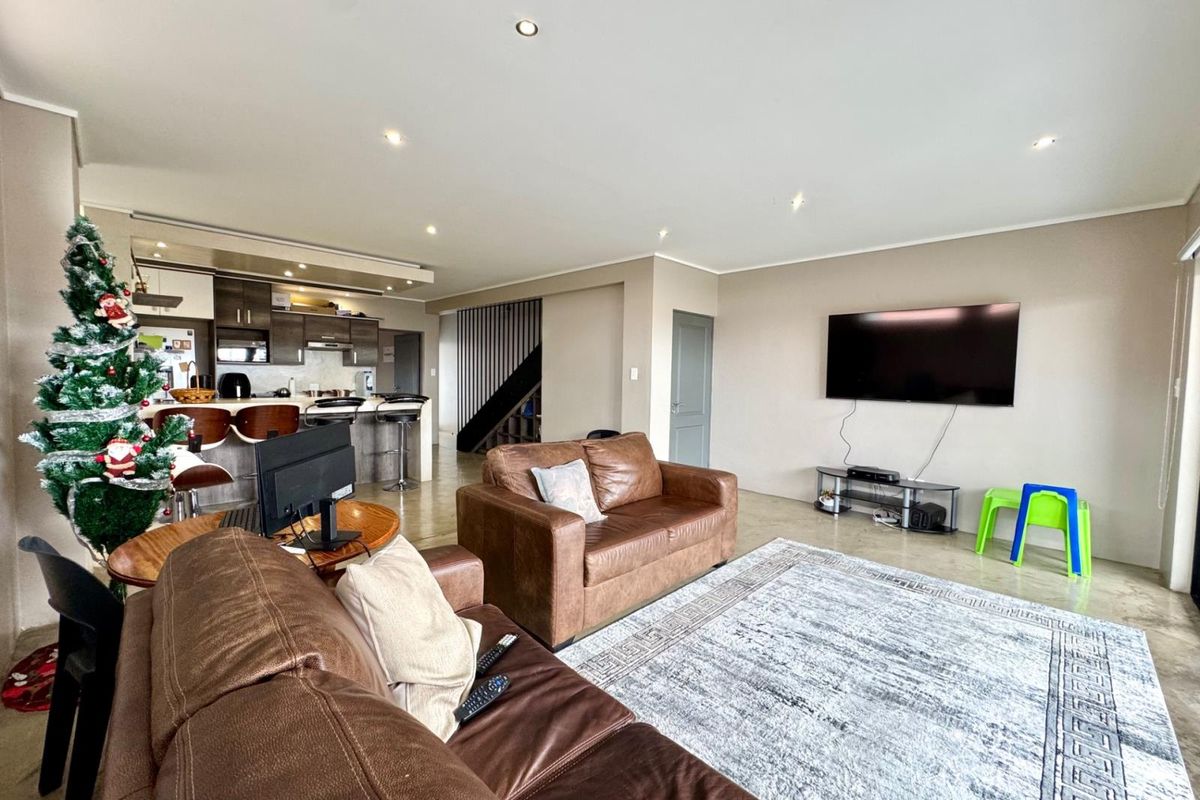 Modern Double Storey Townhouse in Bendor. - Photo 2