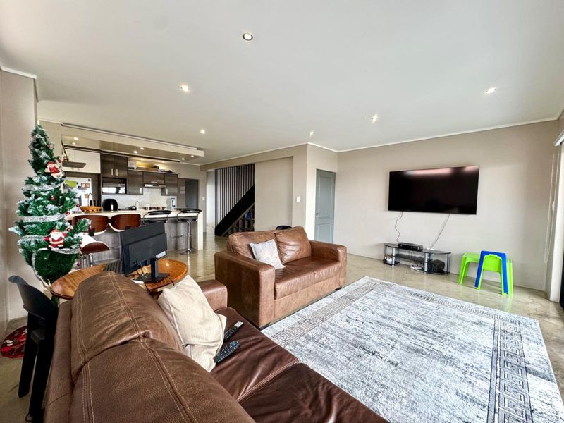 Modern Double Storey Townhouse in Bendor. - Photo 2