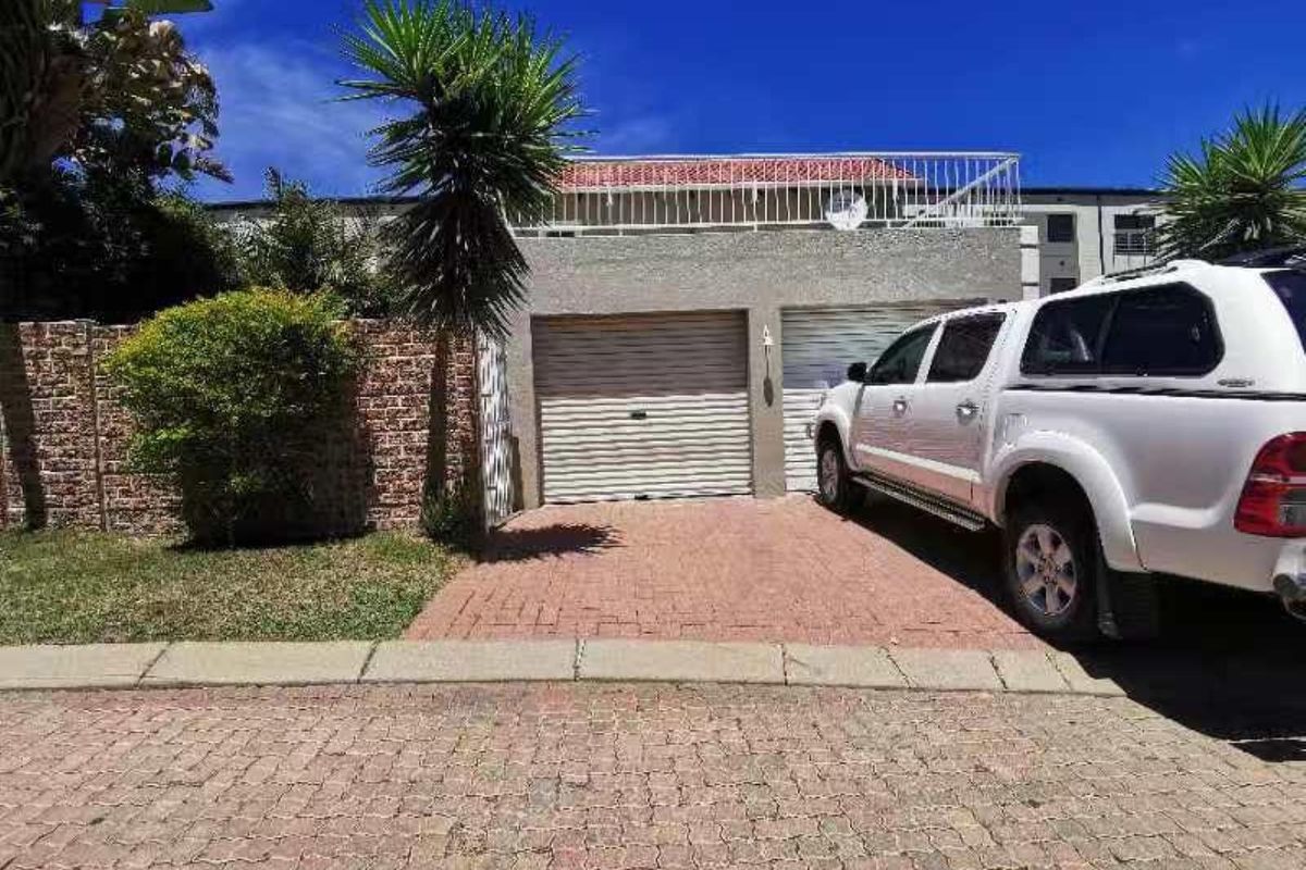 Modern Double-Storey Home in the Exclusive Broadacres Estate - Photo 5