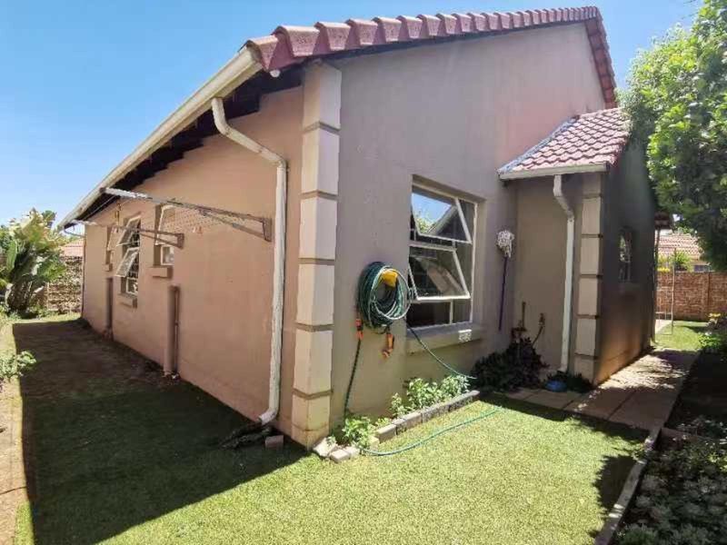 Modern Double-Storey Home in the Exclusive Broadacres Estate - Photo 4