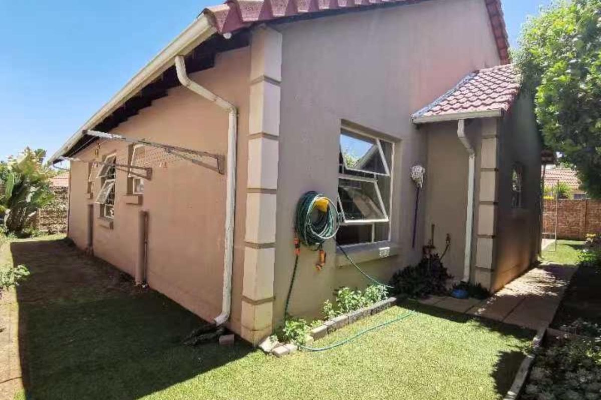 Modern Double-Storey Home in the Exclusive Broadacres Estate - Photo 4