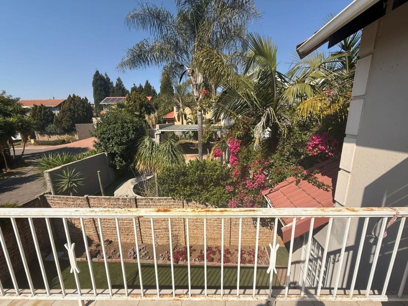 Modern Double-Storey Home in the Exclusive Broadacres Estate - Photo 7