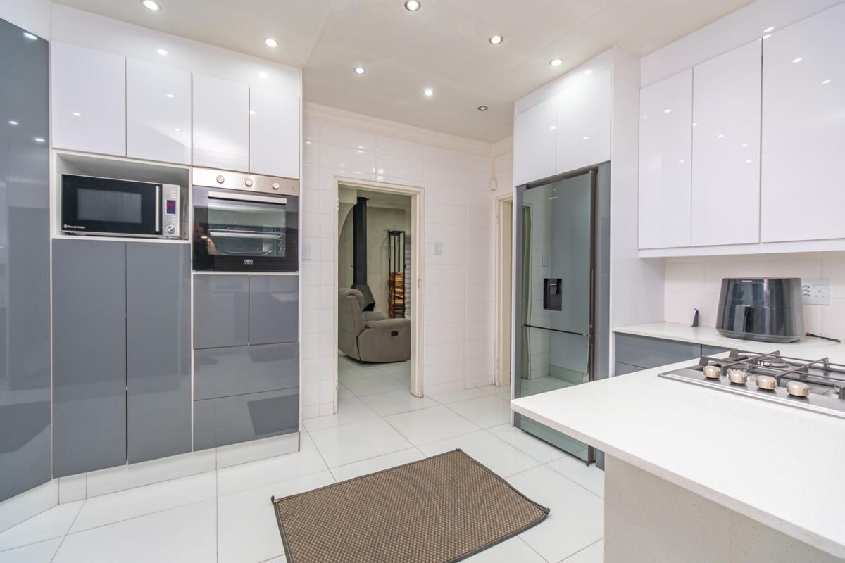 Newly Refurbished Family Home with Modern Finishes - Move-In Ready Luxury - Photo 3