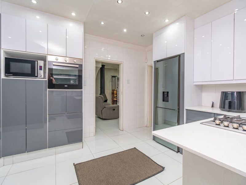 Newly Refurbished Family Home with Modern Finishes - Move-In Ready Luxury - Photo 3