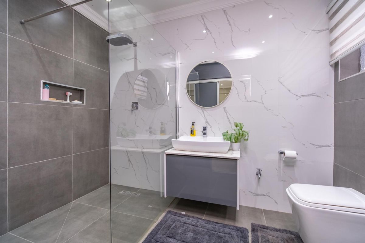 Newly Refurbished Family Home with Modern Finishes - Move-In Ready Luxury - Photo 2