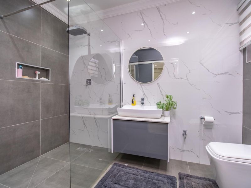 Newly Refurbished Family Home with Modern Finishes - Move-In Ready Luxury - Photo 2