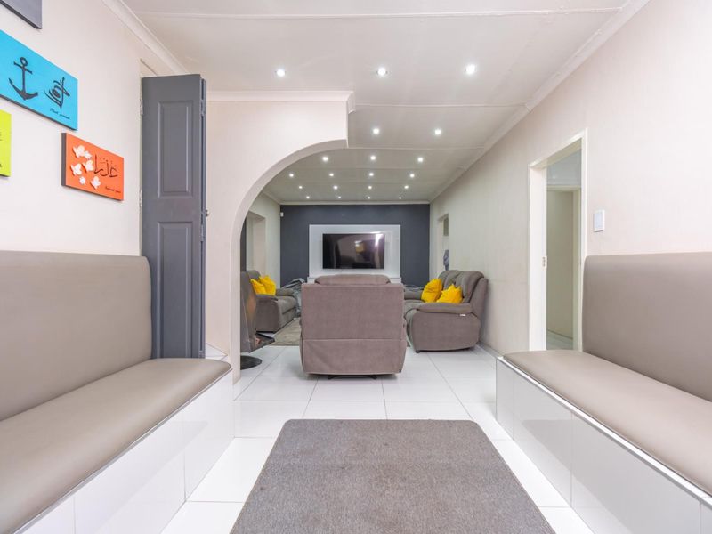 Newly Refurbished Family Home with Modern Finishes - Move-In Ready Luxury - Photo 10