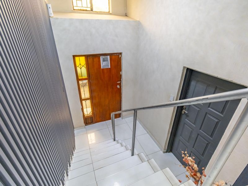 Newly Refurbished Family Home with Modern Finishes - Move-In Ready Luxury - Photo 9