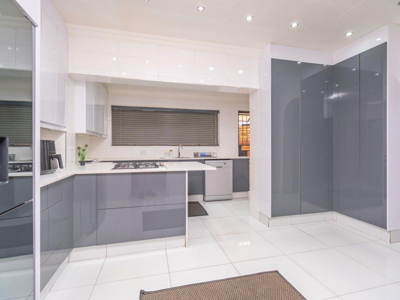 Newly Refurbished Family Home with Modern Finishes - Move-In Ready Luxury - Photo 8