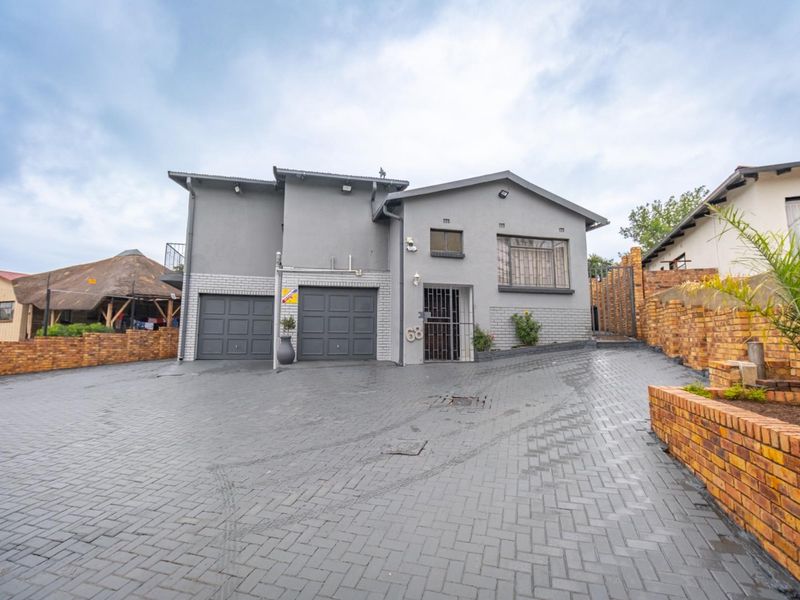 Newly Refurbished Family Home with Modern Finishes - Move-In Ready Luxury - Photo 7