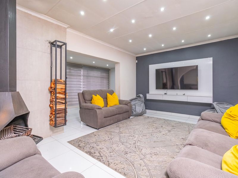 Newly Refurbished Family Home with Modern Finishes - Move-In Ready Luxury - Photo 6