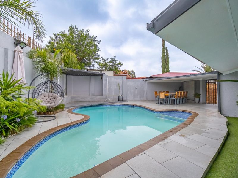 Newly Refurbished Family Home with Modern Finishes - Move-In Ready Luxury - Photo 4