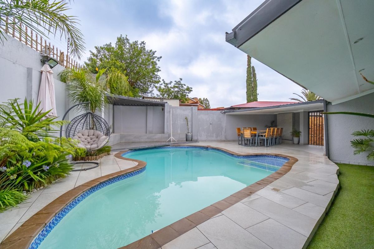 Newly Refurbished Family Home with Modern Finishes - Move-In Ready Luxury - Photo 4