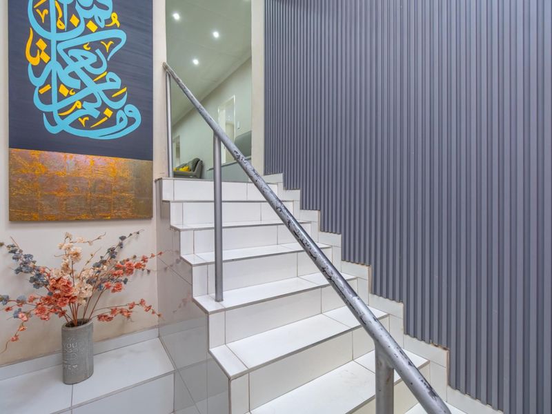 Newly Refurbished Family Home with Modern Finishes - Move-In Ready Luxury - Photo 5