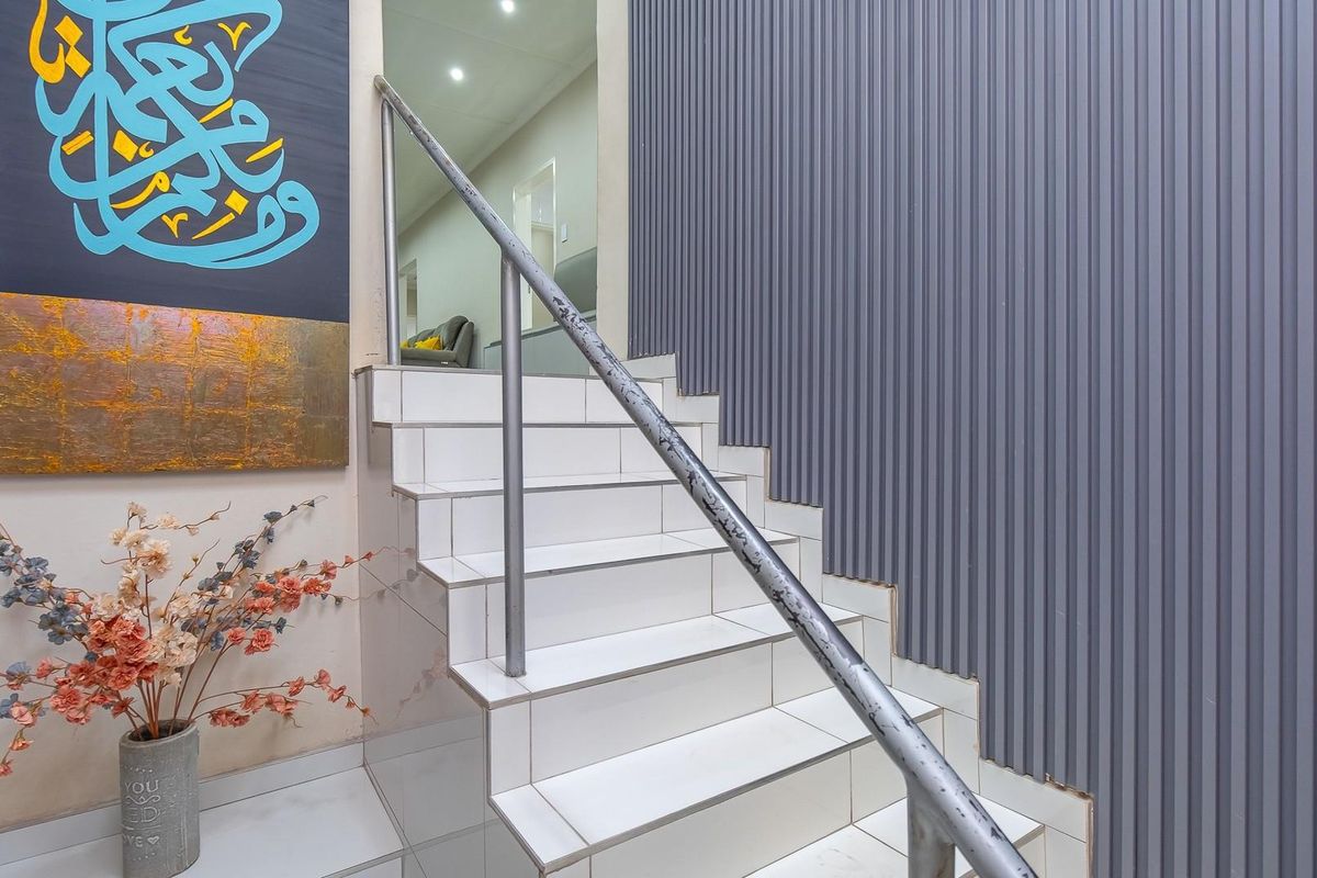Newly Refurbished Family Home with Modern Finishes - Move-In Ready Luxury - Photo 3