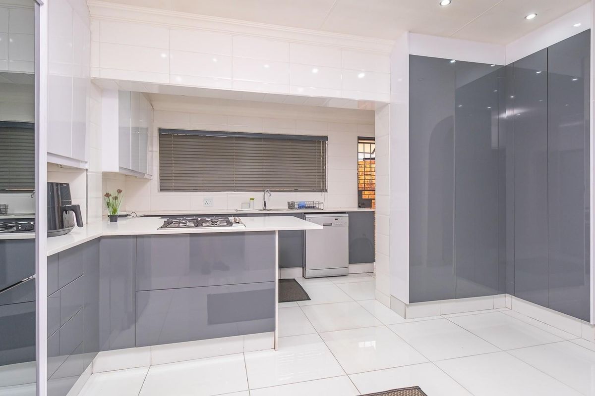 Newly Refurbished Family Home with Modern Finishes - Move-In Ready Luxury - Photo 5