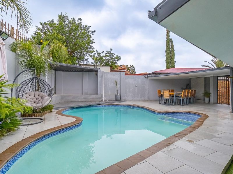 Newly Refurbished Family Home with Modern Finishes - Move-In Ready Luxury - Photo 1