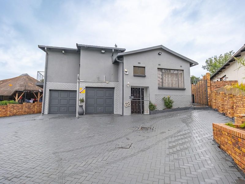 Newly Refurbished Family Home with Modern Finishes - Move-In Ready Luxury - Photo 2